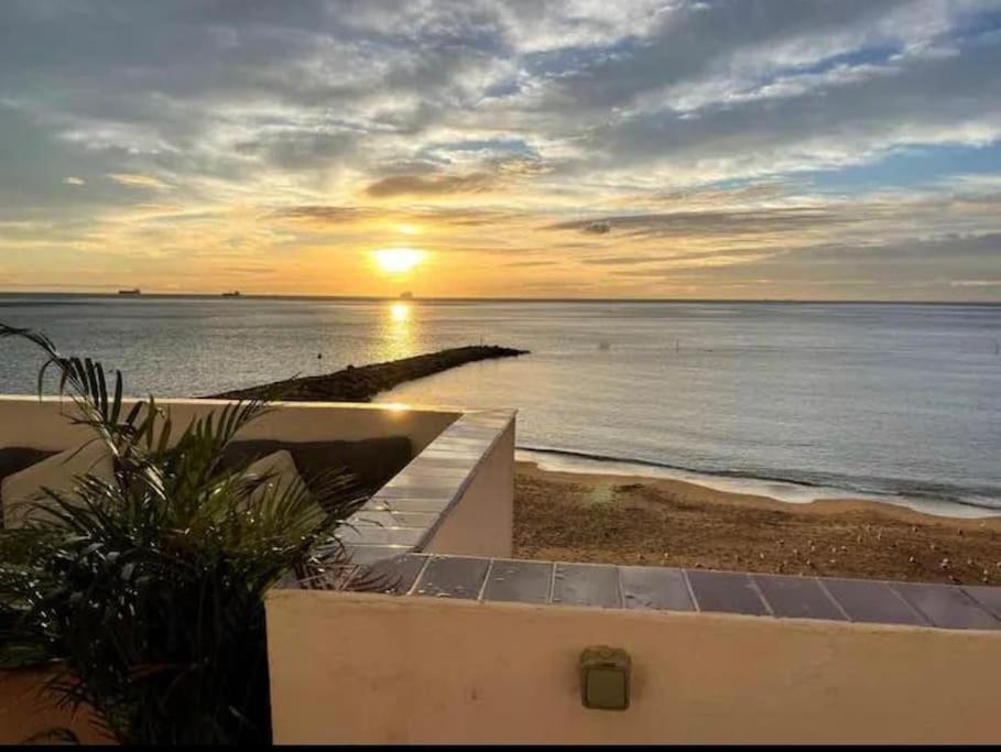 Beach Front Apartment Gibraltar Buitenkant foto